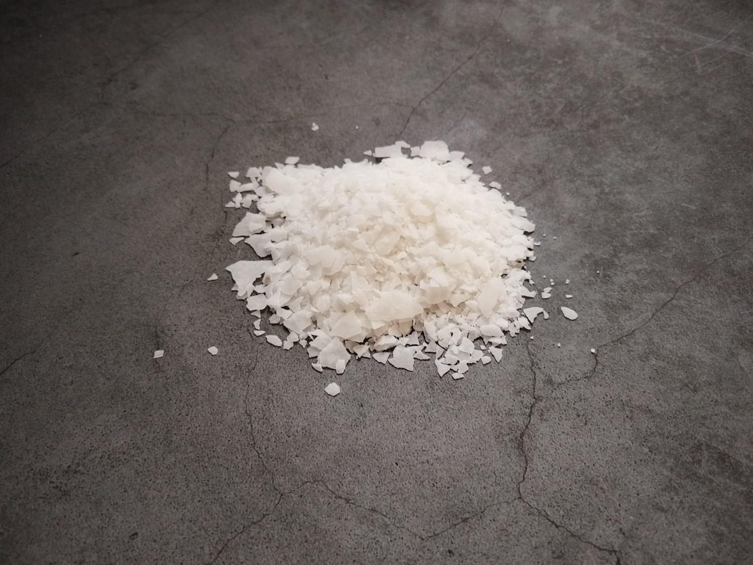 六水氯化镁在陶瓷工业中的核心应用：从釉料助熔到坯体增强，陶瓷制造的“烧结调控师”